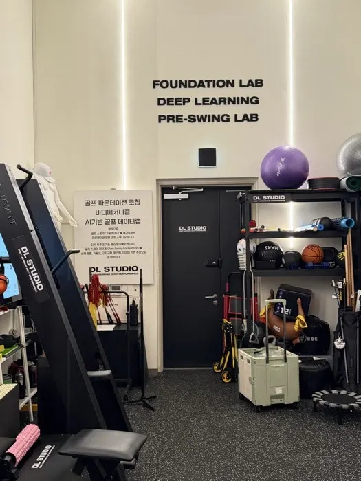 FOUNDATION LAB 글자가 붙은 벽과 소도구 선반